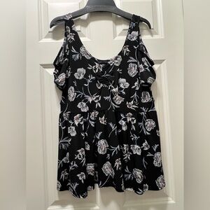 GUC Torrid cut out shoulder top. Floral print. Size 0.
